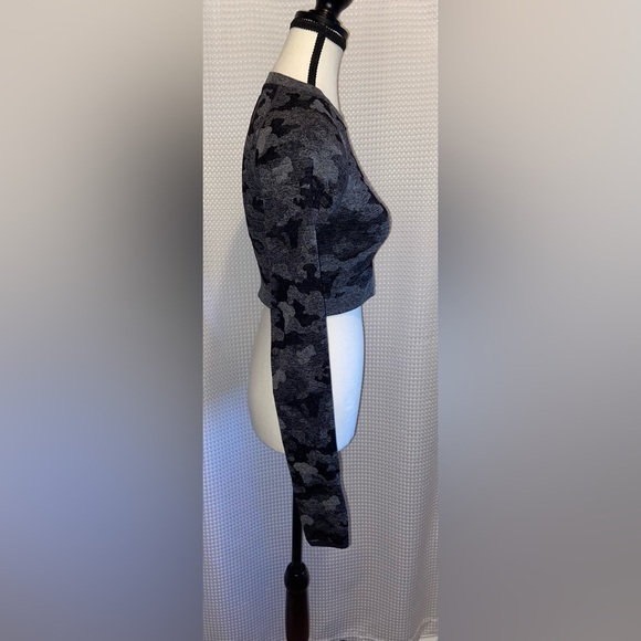 Women’s Gymshark Adapt Camo Seamless Long Sleeve Crop Top size medium - Picture 8 of 16